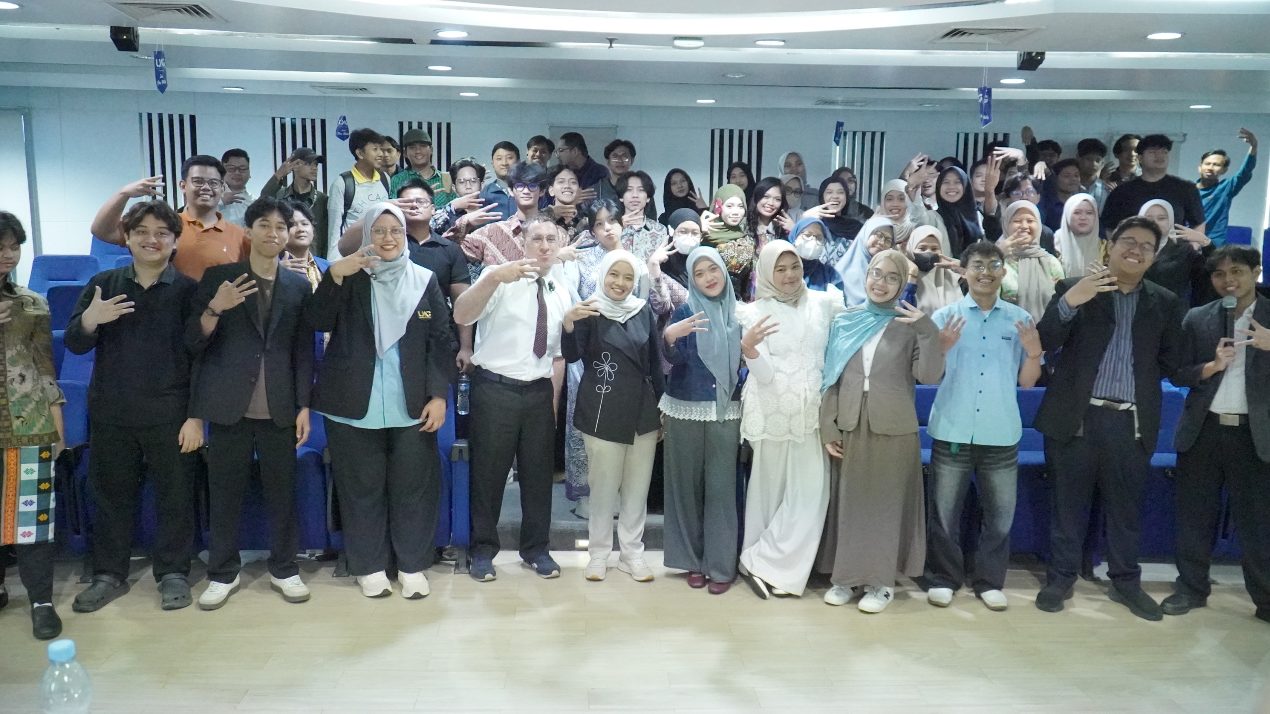 Sastra Inggris UAG — English for Global Communication